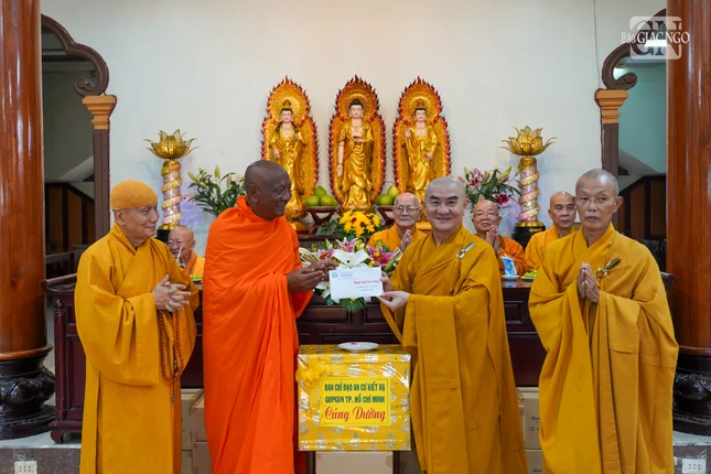 Chư tôn đức phái đoàn 2 trao tịnh tài, phẩm vật cúng dường trường hạ chùa Từ Quang