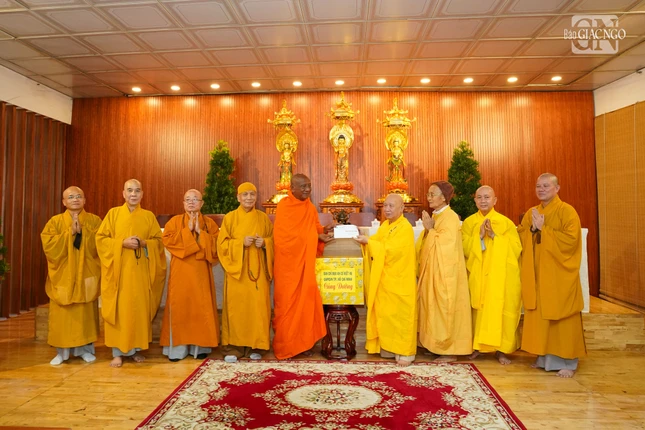 Ban Chức sự trường hạ chùa Vạn Đức đón nhận tịnh tài, phẩm vật cúng dường từ chư tôn đức Đoàn 2 Ban Thường trực Ban Trị sự GHPGVN TP.HCM