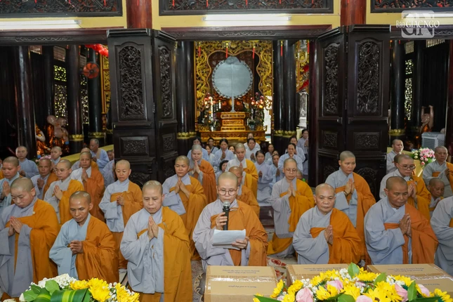 Đại diện Ban Thư ký trường hạ chùa Sùng Đức báo cáo tóm tắt sinh hoạt tu học của đạo tràng an cư