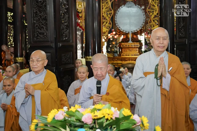 Ni trưởng Thích nữ Như Quang, Thiền chủ hạ trường chùa Sùng Đức cảm tạ chư tôn đức Ban Thường trực Ban Trị sự GHPGVN TP.HCM