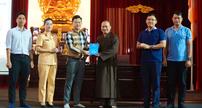 Đại đức Thích Đạo Mẫn tri ân Phòng Cảnh sát Giao thông - Công an TP.Hà Nội và Công an xã Sóc Sơn