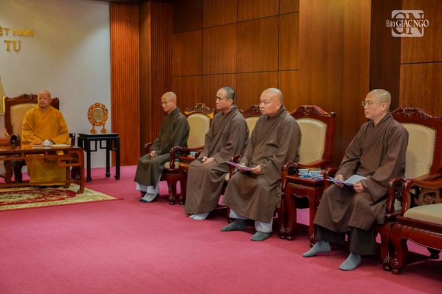 Chư tôn đức Ban Thư ký, Thường trực Ban Trị sự hiện diện đón tiếp đoàn