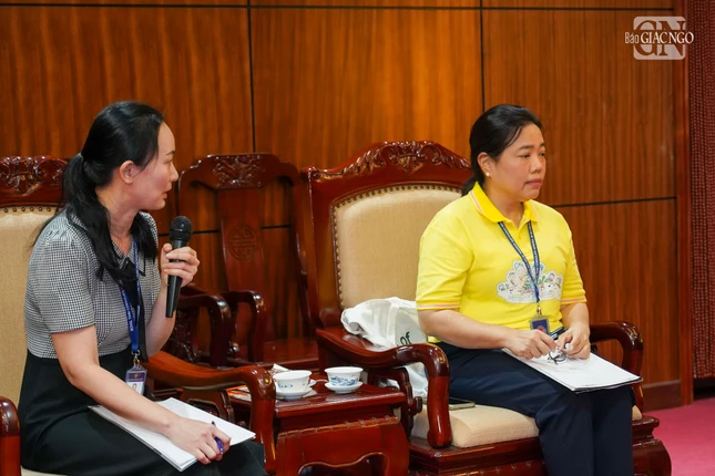 Bà Wiraka Moodhitaporn và phái đoàn giới thiệu về truyền thống cúng dường y kathina của Vương quốc Thái Lan đến chư Tăng các quốc gia