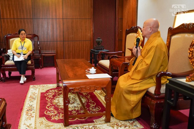 Hòa thượng Thích Lệ Trang phát biểu trong buổi làm việc