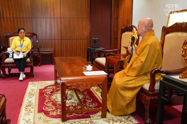 Hòa thượng Thích Lệ Trang phát biểu trong buổi làm việc
