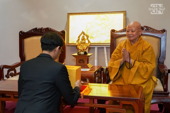 Hòa thượng Thích Lệ Trang tặng quà lưu niệm đến các thành viên trong đoàn