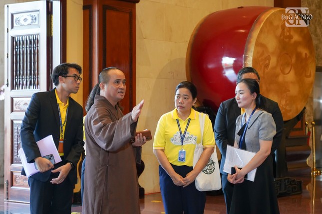Chư tôn đức hướng dẫn phái đoàn tham quan chánh điện Việt Nam Quốc Tự