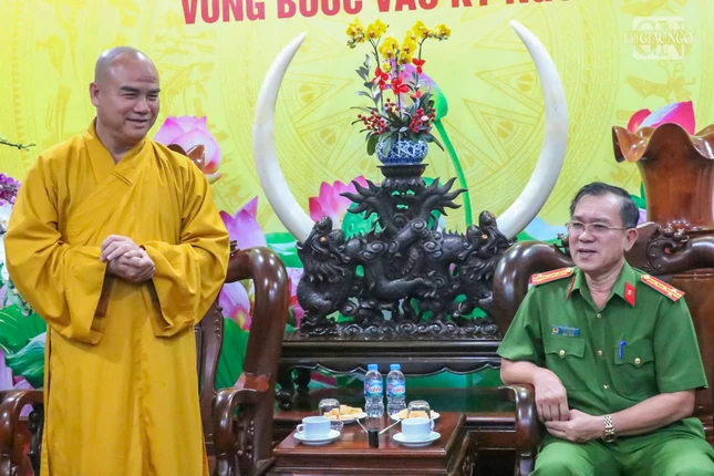 Thượng tọa Thích Tĩnh Triệt phát biểu tri ân lực lượng Công an tỉnh đã luôn đồng hành, hỗ trợ cho Phật giáo tỉnh nhà Thượng tọa Thích Tĩnh Triệt phát biểu tri ân lực lượng Công an tỉnh đã luôn đồng hành, hỗ trợ cho Phật giáo tỉnh nhà