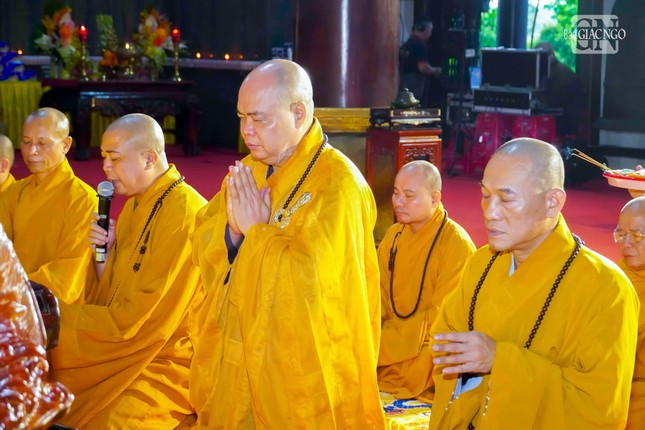 Thượng tọa Thích Thanh Phong cùng chư tôn đức nhất tâm cầu nguyện