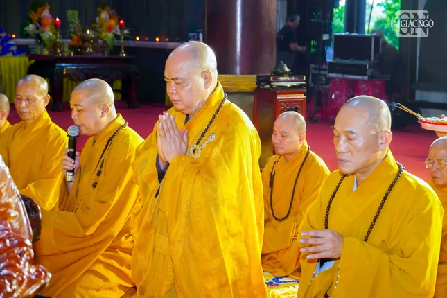 Thượng tọa Thích Thanh Phong cùng chư tôn đức nhất tâm cầu nguyện