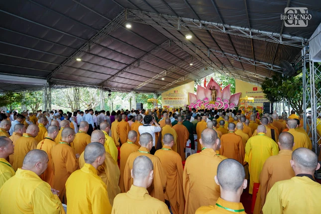 Lễ tưởng niệm diễn ra tại Đền thờ Liệt sĩ Đông Nam Bộ - từng là căn cứ của chiến khu Đ trong kháng chiến chống Pháp và Mỹ. Hiện nơi đây vinh danh trên các bia đá với hơn 21.000 anh hùng liệt sĩ