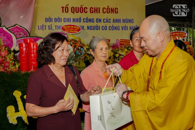 Trung ương GHPGVN trao quà đến các gia đình chính sách