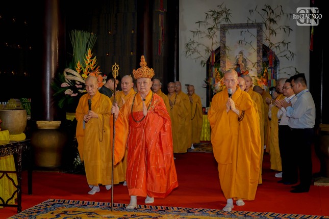 Hòa thượng Thích Lệ Trang cùng chư tôn đức Ban Kinh sư cử hành nghi thức