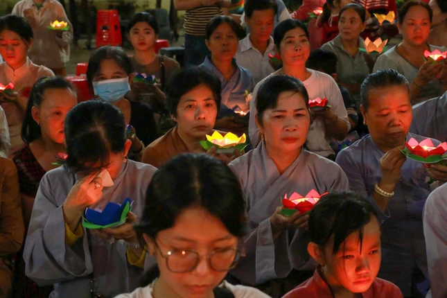 Thắp nến tri ân tưởng nhớ đấng sinh thành nhân mùa hiếu hạnh