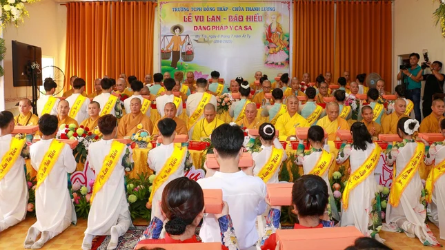 Thành kính dâng pháp y lên chư tôn đức Tăng Ni