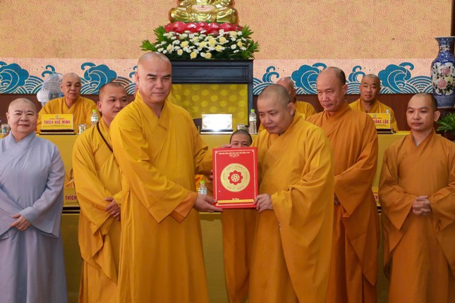 Thượng tọa Thích Tĩnh Triệt trao quyết định đến Thượng tọa Thích Lệ Nhật làm Trưởng đại diện Phật giáo khu vực III tỉnh Đồng Tháp