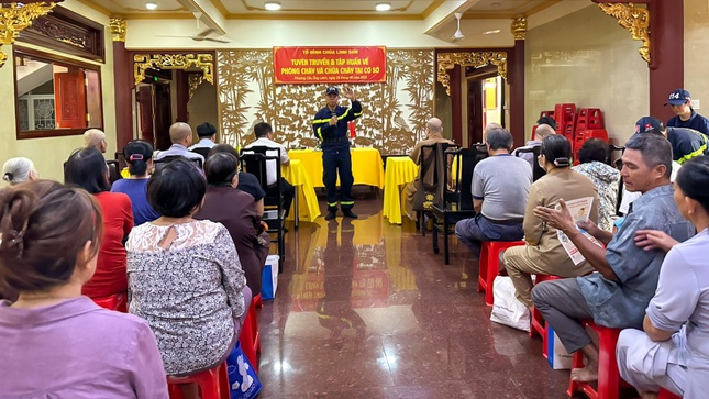 Quang cảnh buổi tập huấn tuyên truyền, hướng dẫn kiến thức cơ bản phòng cháy chữa cháy