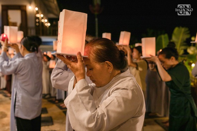Những ngọn nến được thắp sáng nguyện cầu cho cha mẹ hiện tiền được an lạc, cha mẹ nhiều đời nhiều kiếp quá vãng được siêu sanh về cảnh giới an lành