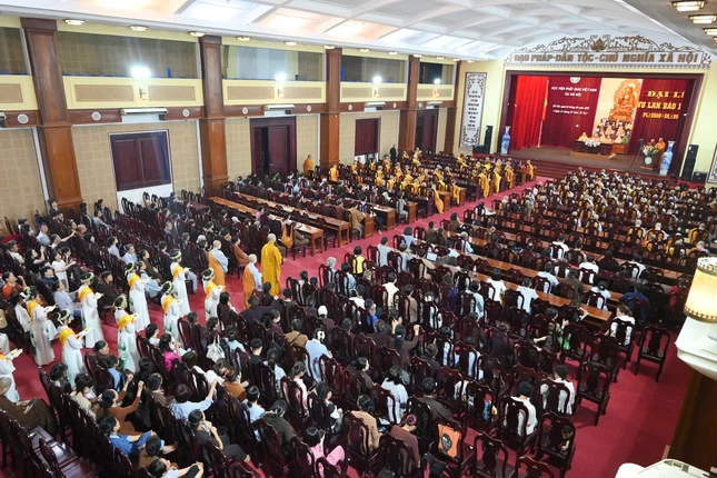 Đại diện Tăng Ni sinh, thanh thiếu niên Phật tử thực hiện nghi thức cài hoa hồng