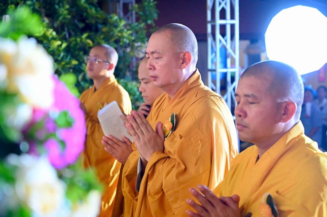 Nhất tâm cầu nguyện, phúng tụng kinh Vu lan theo nghi thức truyền thống