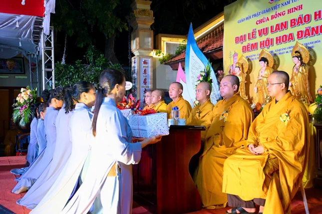 Nghi thức dâng y ca-sa cúng dường chư tôn đức