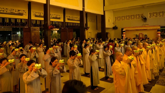 Chư Tăng và Phật tử dâng đăng cầu nguyện