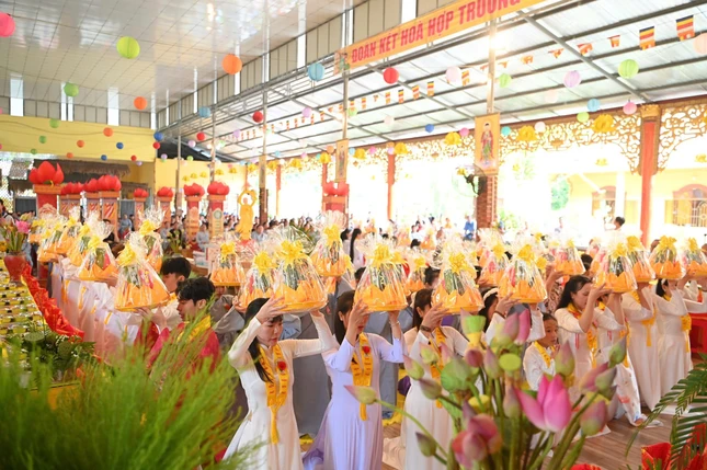 Phật tử thành tâm dâng y cúng dường