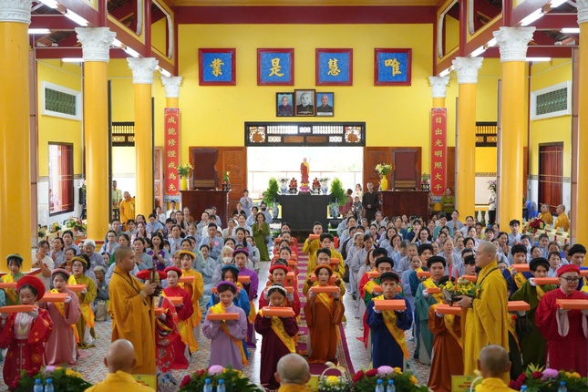 Hàng Phật tử thành kính dâng pháp y cúng dường chư tôn đức nhân mùa Vu lan - Báo hiếu