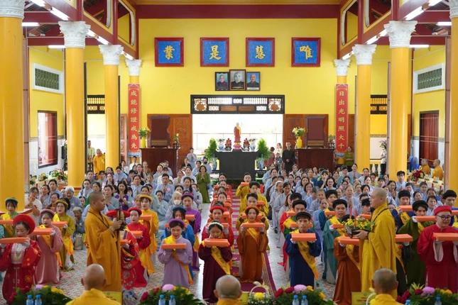 Hàng Phật tử thành kính dâng pháp y cúng dường chư tôn đức nhân mùa Vu lan - Báo hiếu