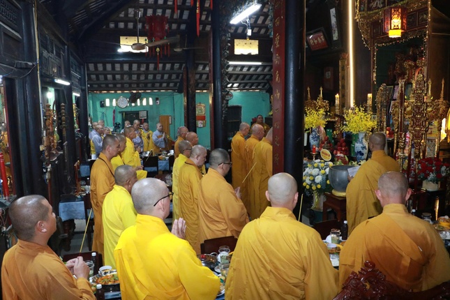 Chư tôn đức thắp hương tưởng niệm Hòa thượng Khai sơn chùa Phước Hưng