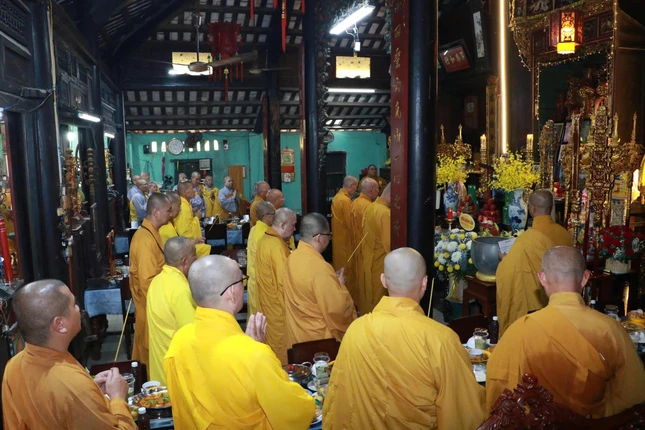 Chư tôn đức thắp hương tưởng niệm Hòa thượng Khai sơn chùa Phước Hưng