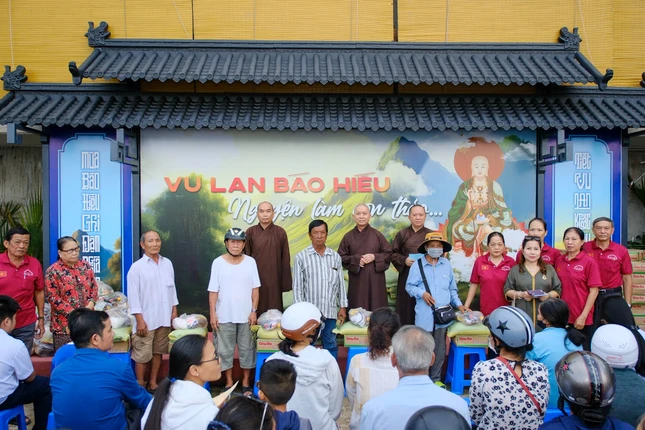 Hòa thượng Thích Hoằng Tri, trụ trì tu viện Vạn Liên cùng chư Tăng trao quà đến bà con có hoàn cảnh khó khăn trên địa bàn khu phố 1, P.Vũng Tàu Hòa thượng Thích Hoằng Tri, trụ trì tu viện Vạn Liên cùng chư Tăng trao quà đến bà con có hoàn cảnh khó khăn trên địa bàn khu phố 1, P.Vũng Tàu