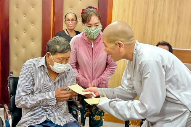 Ni trưởng Thích nữ Tâm Nguyệt trao quà đến các bệnh nhân đang điều trị tại Bệnh viện Đa khoa Vũng Tàu