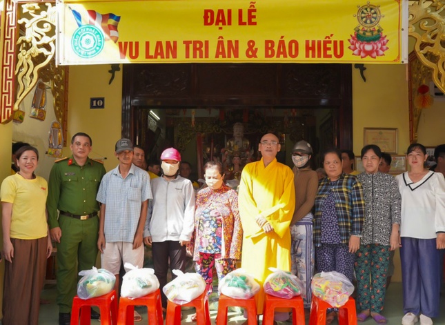 600 phần quà được trao đến bà con tại khu phố 4, P.Rạch Giá, An Giang