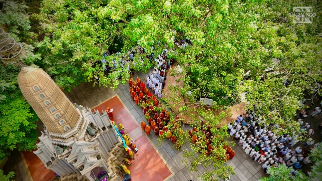 Đảnh lễ bảo tháp tôn thờ Đại lão Hòa thượng Hộ Tông Đảnh lễ bảo tháp tôn thờ Đại lão Hòa thượng Hộ Tông