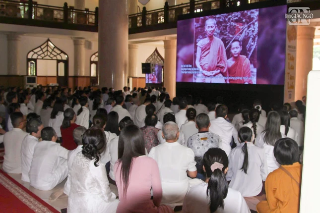 Đại chúng cùng xem phim tài liệu về cuộc đời và đạo nghiệp của Đại lão Hòa thượng Hộ Tông Đại chúng cùng xem phim tài liệu về cuộc đời và đạo nghiệp của Đại lão Hòa thượng Hộ Tông