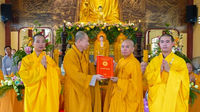 Thượng tọa Thích Minh Nhẫn trao quyết định bổ nhiệm trụ trì chùa Ngọc Kinh đến Đại đức Thích Hoằng Giai