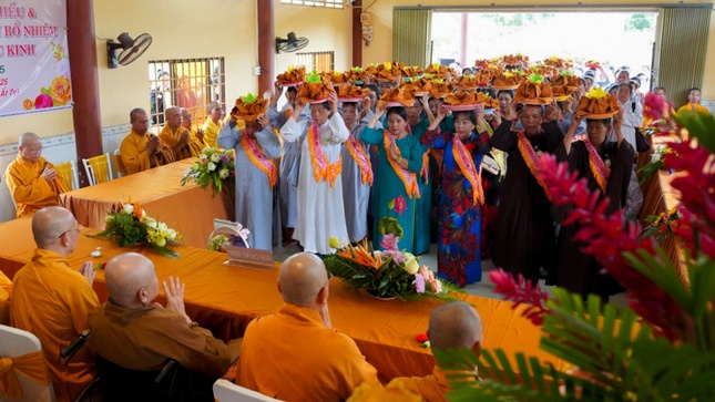 Đạo tràng Phật tử chùa Ngọc Kinh dâng y ca-sa cúng dường chư tôn đức