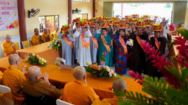 Đạo tràng Phật tử chùa Ngọc Kinh dâng y ca-sa cúng dường chư tôn đức