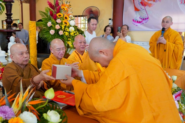 Đại đức tân trụ trì nhận con dấu từ Thượng tọa viện chủ Thích Bình Thường