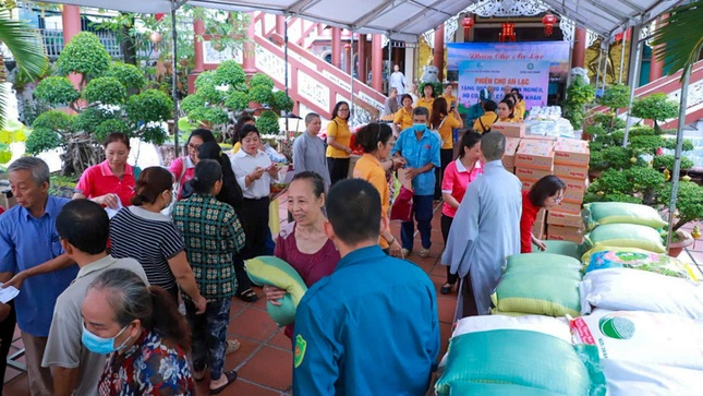 Phiên chợ An Lạc tại Ni viện Vạn Hạnh