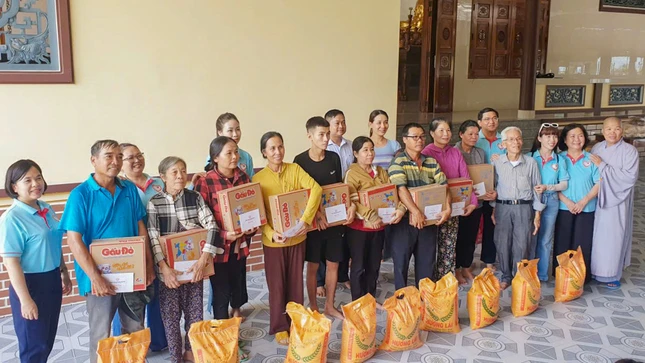 Bà con khó khăn, người già neo đơn tại địa phương nhận quà từ Nhóm thiện nguyện Tâm Đức Bà con khó khăn, người già neo đơn tại địa phương nhận quà từ Nhóm thiện nguyện Tâm Đức