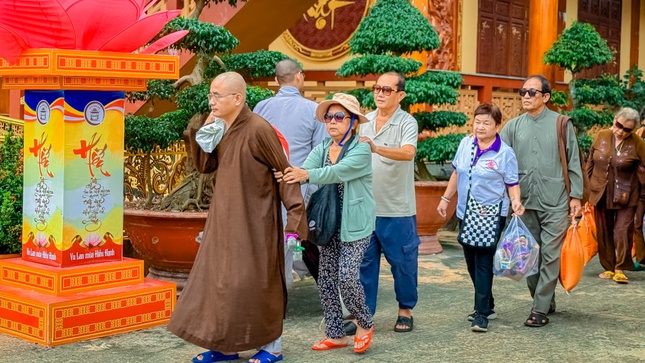 Chùa Minh Hiệp trao 150 phần quà đến người khó khăn, khiếm thị tại địa phương