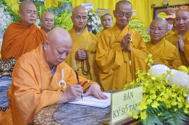 Hòa thượng Thích Lệ Trang, Phó Chủ tịch Hội đồng Trị sự, Trưởng ban Trị sự GHPGVN TP.HCM viết sổ tang phân ưu Hòa thượng Thích Lệ Trang, Phó Chủ tịch Hội đồng Trị sự, Trưởng ban Trị sự GHPGVN TP.HCM viết sổ tang phân ưu