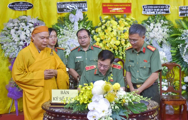 Phái đoàn Cục An ninh nội địa- Bộ Công an do Thiếu tướng Phó Cục trưởng Văn Công Minh dẫn đầu ghi sổ tang lưu niệm Phái đoàn Cục An ninh nội địa- Bộ Công an do Thiếu tướng Phó Cục trưởng Văn Công Minh dẫn đầu ghi sổ tang lưu niệm