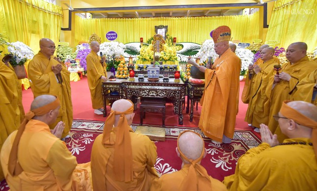 Hòa thượng Thích Lệ Trang và chư tôn đức cử hành nghi thức cung tiến Giác linh Trưởng lão Hòa thượng Thích Trí Tịnh