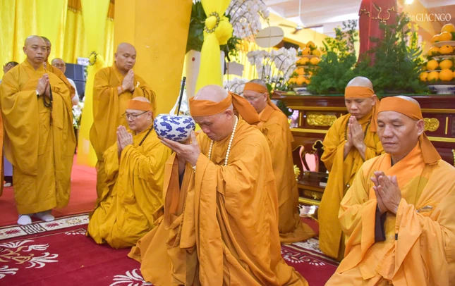 Môn đồ pháp quyến dâng phạn thực cúng dường Môn đồ pháp quyến dâng phạn thực cúng dường