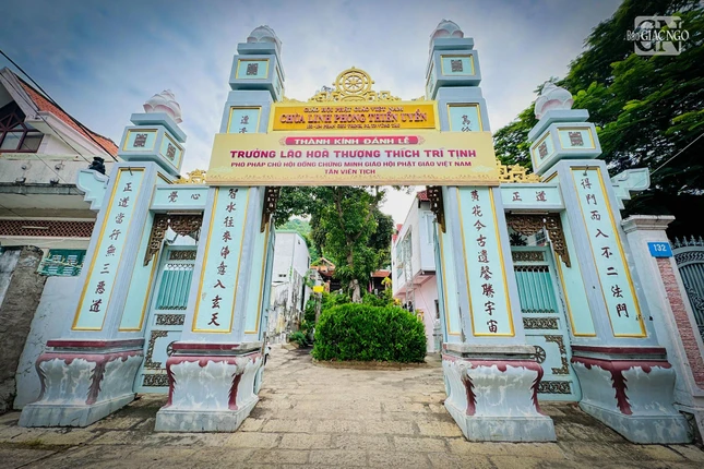 Hình ảnh cổng chùa Linh Phong Thiền Uyển được ghi nhận sáng ngày 10-10-2025 trong niềm kính tiếc tưởng niệm Trưởng lão Hòa thượng Thích Trí Tịnh tân viên tịch