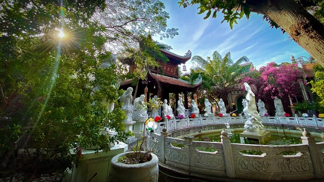 Hồ Tĩnh Tâm trong khuôn viên Linh Phong Thiền Uyển, điểm nhấn giữa không gian xanh tĩnh lặng nơi triền núi Tao Phùng