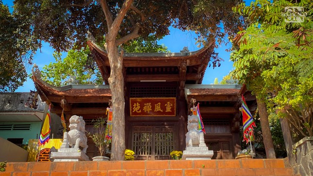 Cổng tam quan gỗ lối vào chính diện trung tâm khuôn viên thiền uyển Cổng tam quan gỗ lối vào chính diện trung tâm khuôn viên thiền uyển